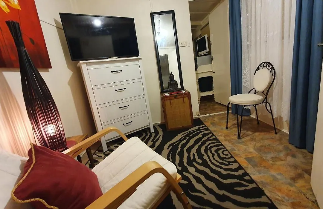Adorabe 1-Bedroom Guesthouse With Free Parking On Premises-1