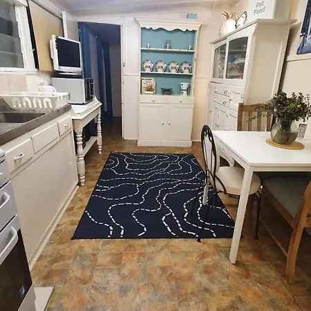 Adorabe 1-Bedroom Guesthouse With Free Parking On Premises-3
